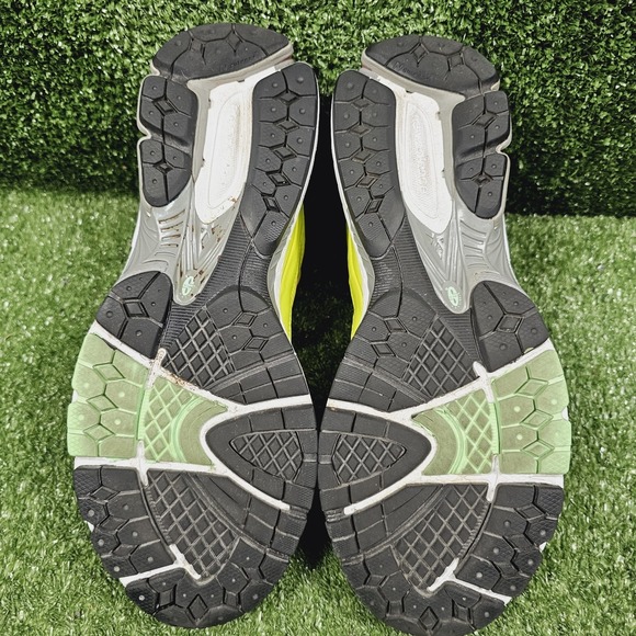 New Balance 2002R Sulphur Yellow Neon Athletic Casual Sneakers Mens Size 10.5 - Picture 8 of 10